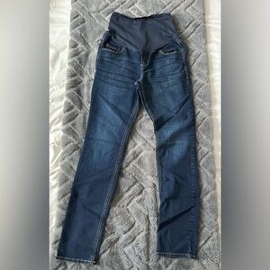 Really cute & comfy pair of Old Navy Maternity skinny fit jeans. EUC!